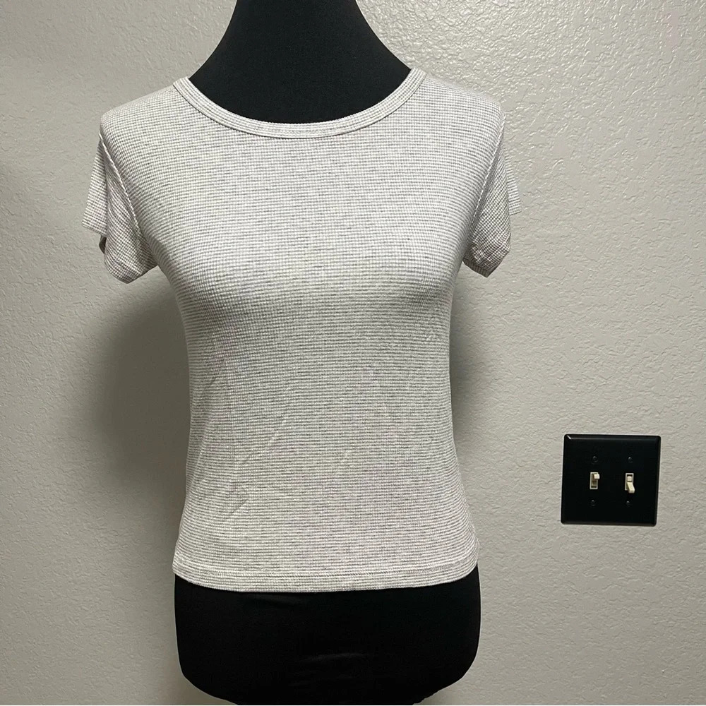 NWT Brandy Melville Crewneck Grey Patterned Textured Short Sleeve ONE SIZE